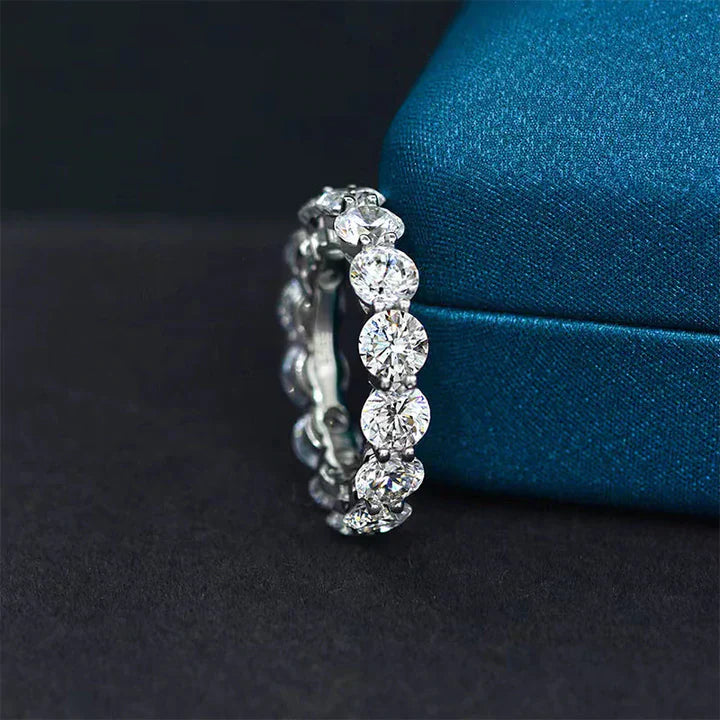 Iris – Anello di diamanti con pietra ovale.