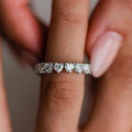Fiona – Un anello di diamanti con un delicato bordo lucido.
