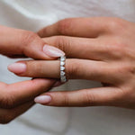 Fiona – Un anello di diamanti con un delicato bordo lucido.