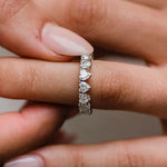 Fiona – Un anello di diamanti con un delicato bordo lucido.