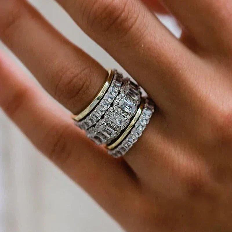 Leona – Anello di diamanti con tre file scintillanti.