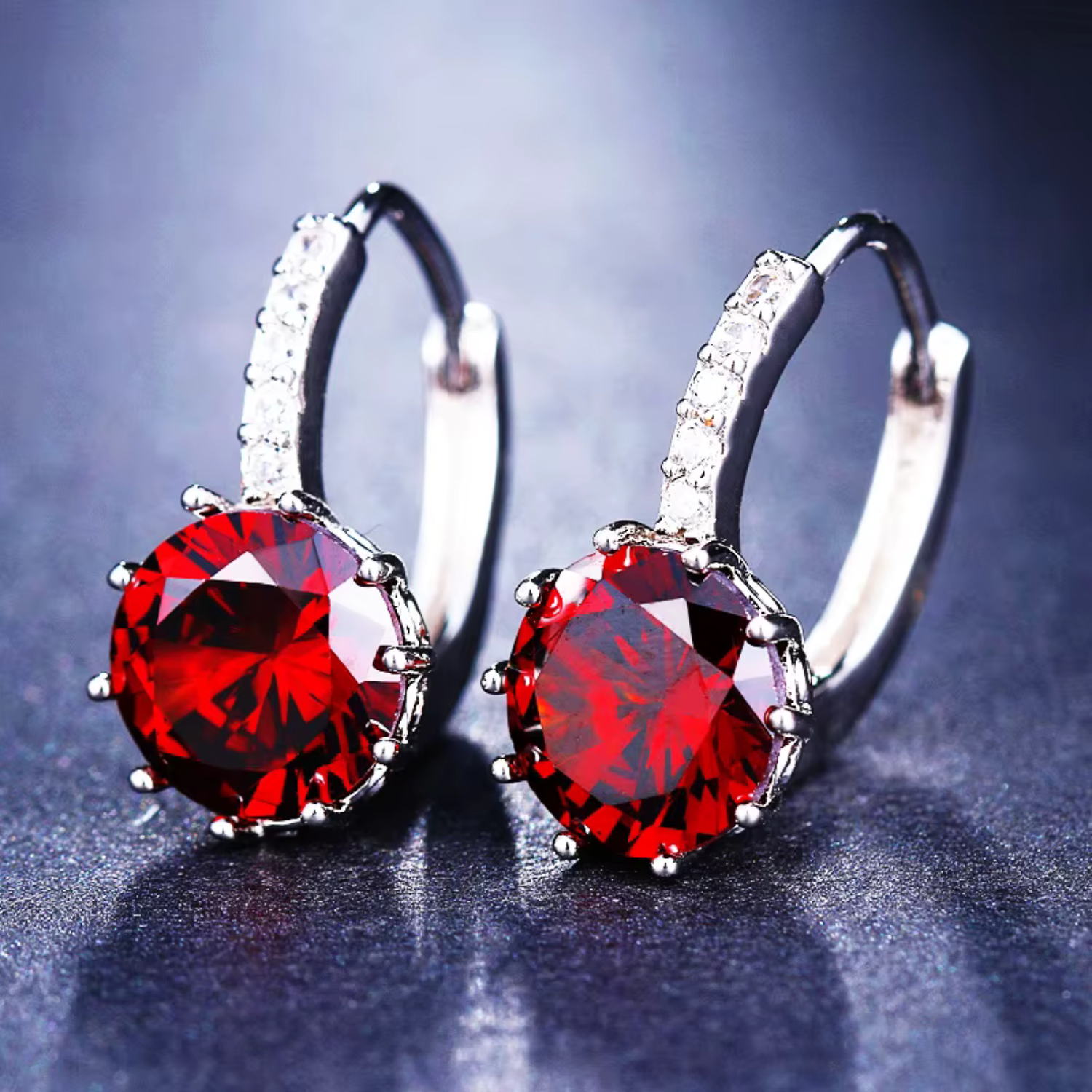 Zita – Anelli in argento con pendente in rubino.