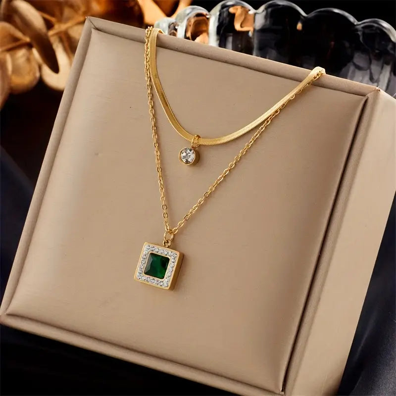 Klára – Collana in oro con pendente di smeraldo.
