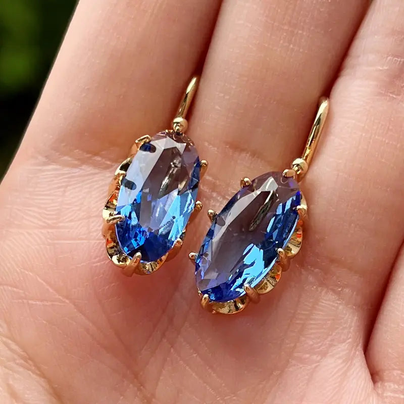 Johana – Anello con zaffiro e montatura lucida.