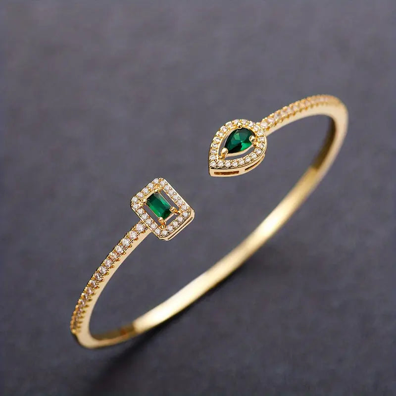 Klára – Bracciale aperto con estremità di smeraldo.