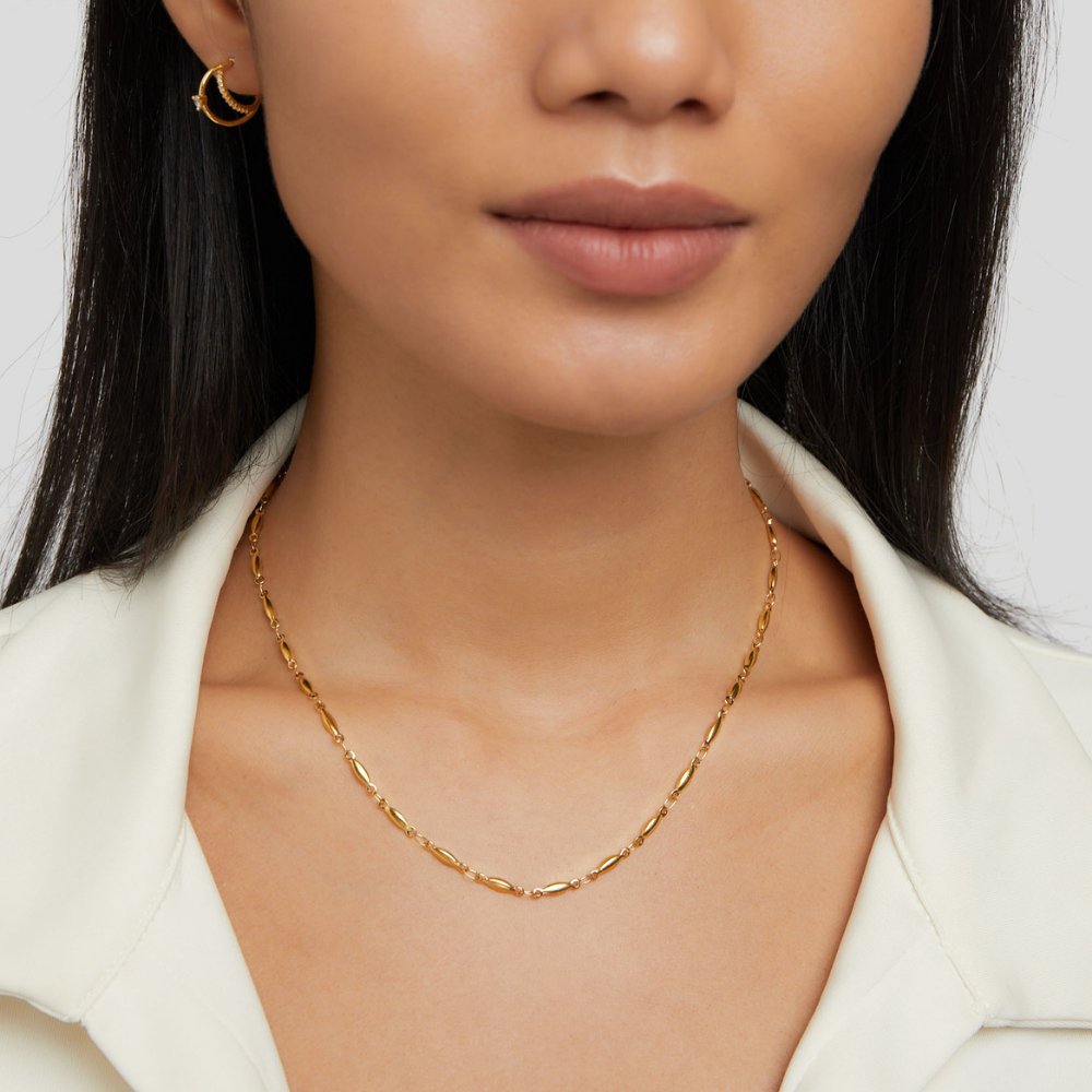 Magdalena – Una delicata collana in oro con maglie delicate.