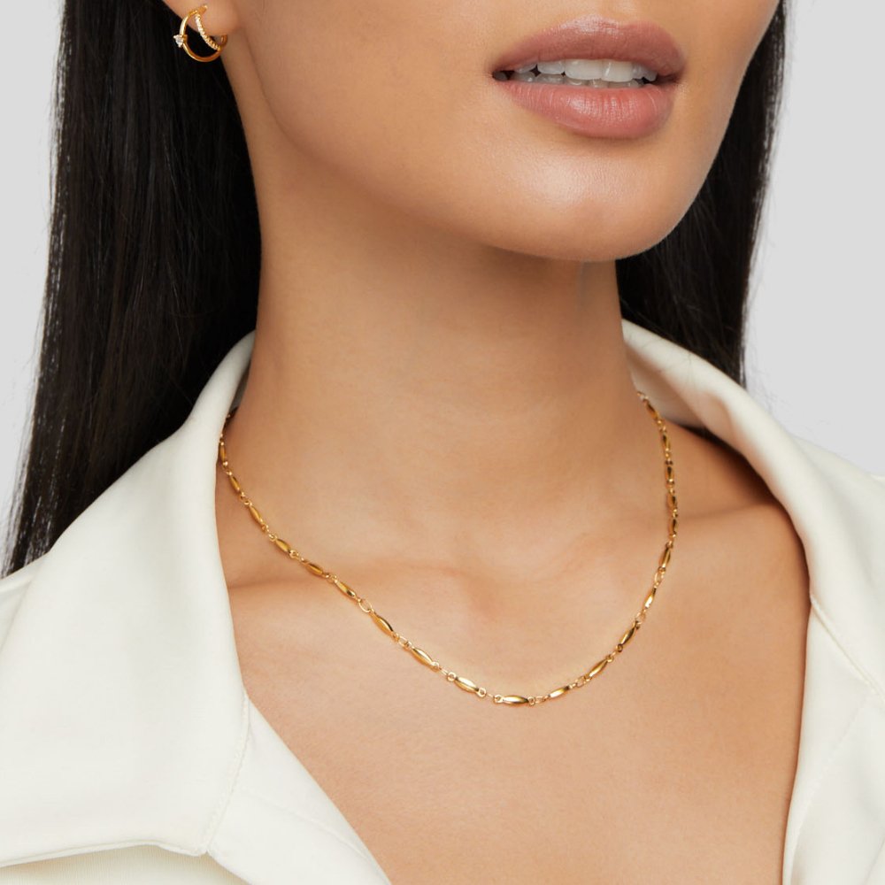 Frieda – Collana dorata con pendente curvo