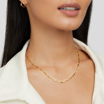 Magdalena – Una delicata collana in oro con maglie delicate.