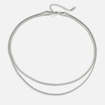 Amalia – Collana dorata con medaglione geometrico