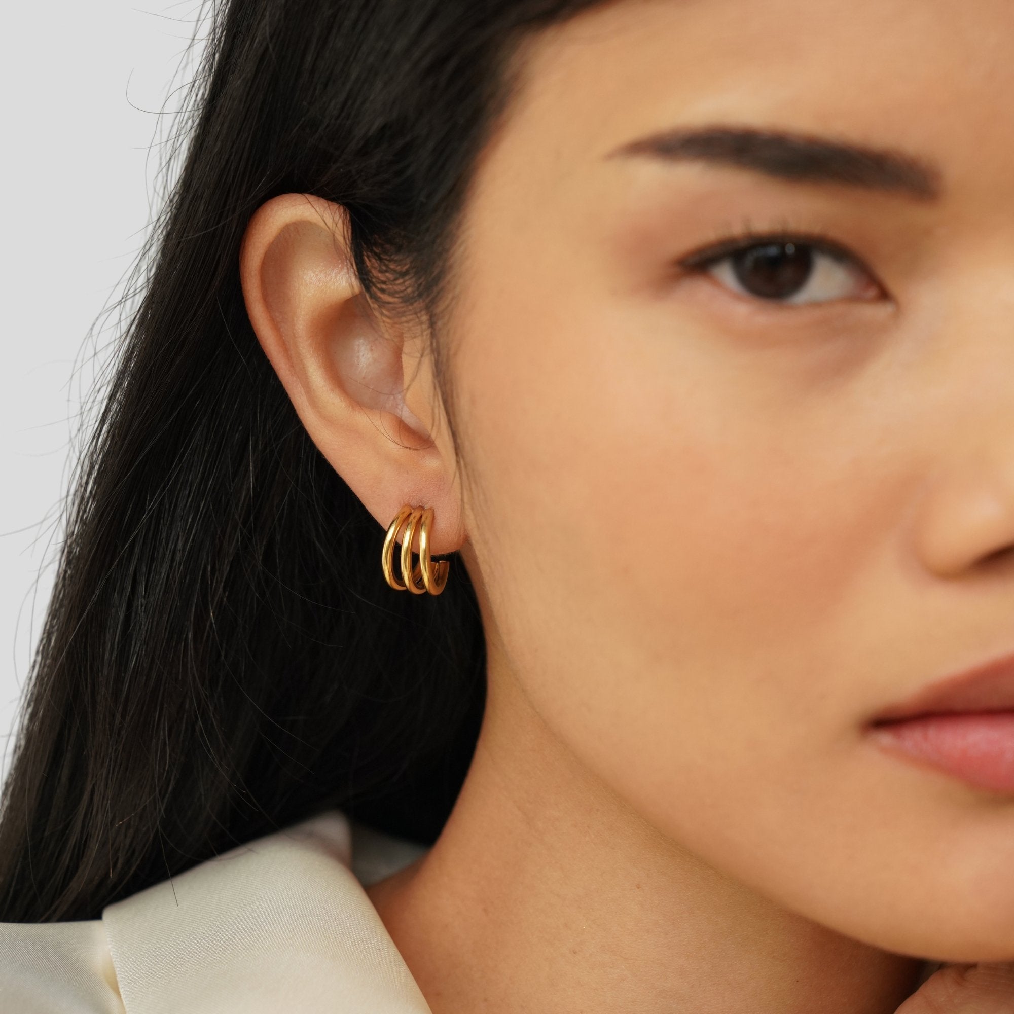 Marli – Orecchini in argento con linea chiara