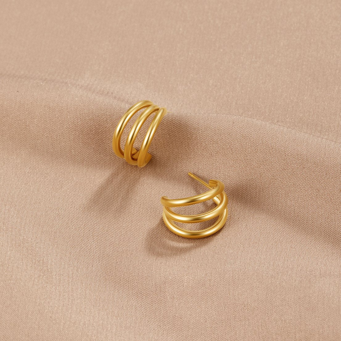 Marli – Orecchini in argento con linea chiara