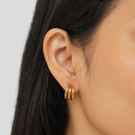 Helena – Mini orecchini a cerchio in oro con struttura.