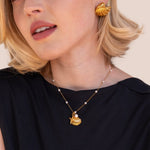 Livia – Collana dorata con pietra a forma di goccia