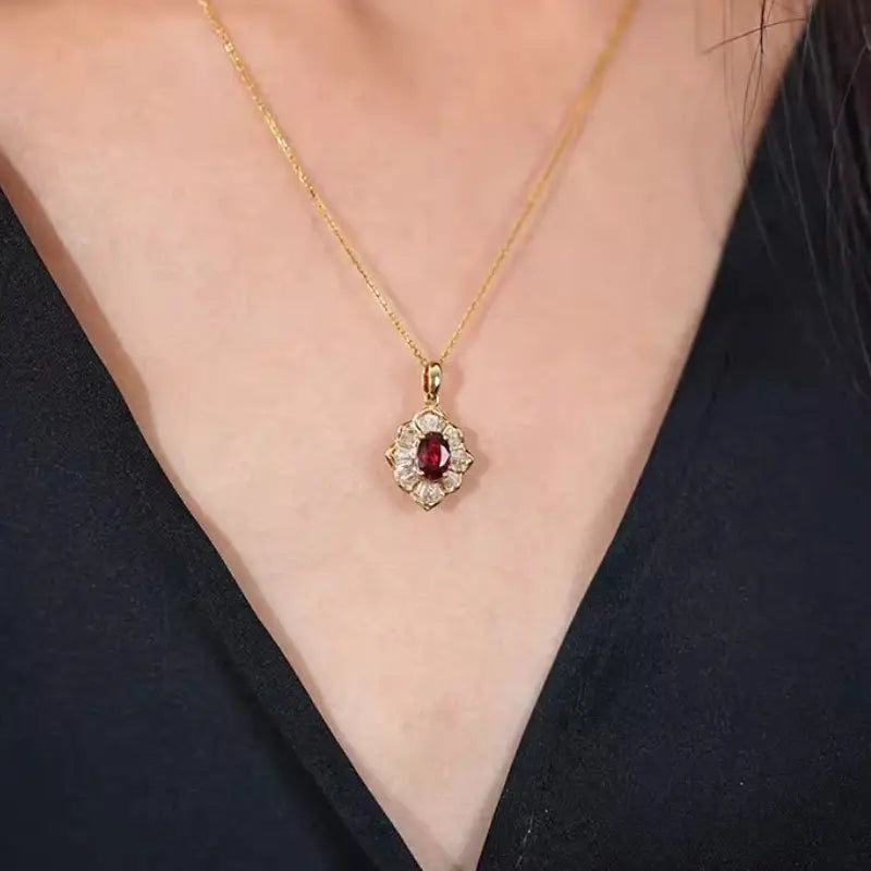 Kristýna – Anello in oro con rubino con disegno floreale.