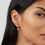 Luana – Orecchini in oro con una delicata perla.