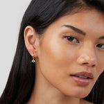 Luana – Orecchini in oro con una delicata perla.
