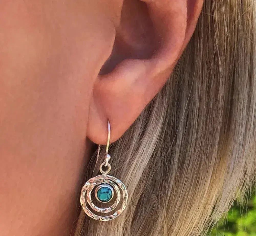 Anna-Sofie – Orecchini Boho Saturn con pietra turchese in argento e oro