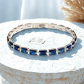 Alena – Delicato bracciale con zaffiri luminosi.