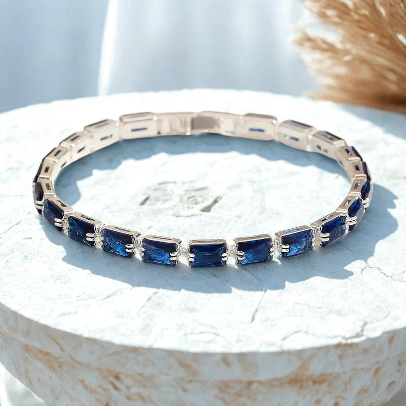 Alena – Delicato bracciale con zaffiri luminosi.