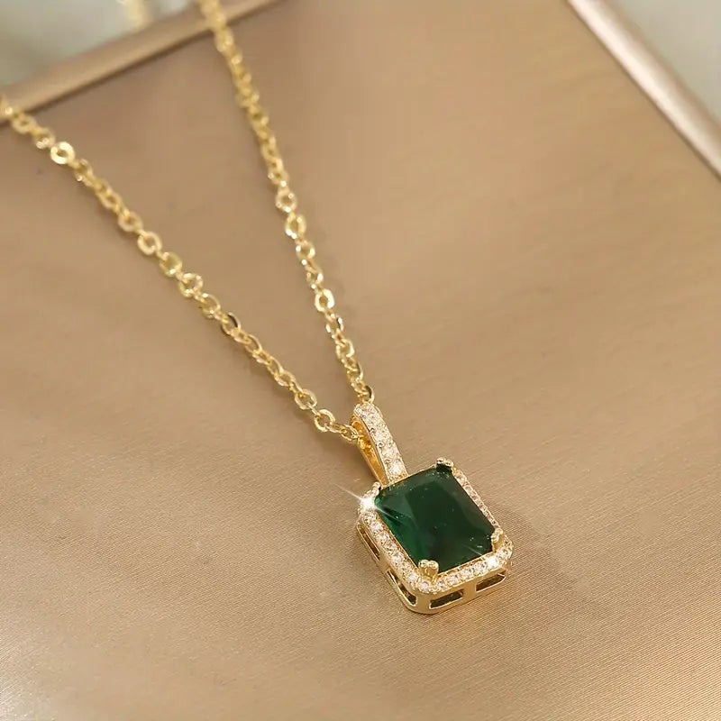 Miriam – Collana in oro con pendente in smeraldo.