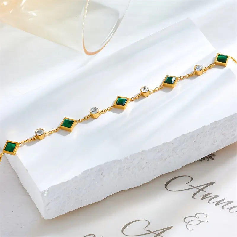 Tereza – Delicato bracciale in oro con dettagli in smeraldo.