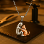 Collana con pendente a forma di gatto che abbraccia