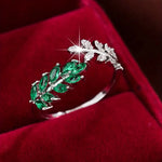 Veronika – Anello placcato oro con motivo a smeraldo ramificato.