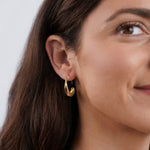 Karina – Mini orecchini dorati circolari con linea pulita