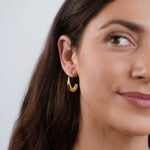 Karina – Mini orecchini dorati circolari con linea pulita
