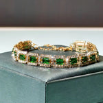 Josefína – Bracciale in oro con smeraldi rettangolari.