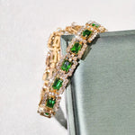 Josefína – Bracciale in oro con smeraldi rettangolari.
