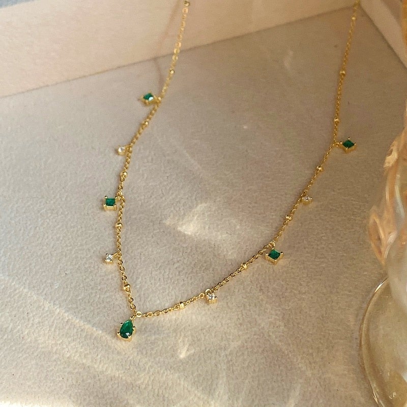 Marta – Collana in oro con pendente verde.