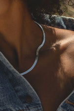 Johana – Collana dorata delicata con forma armoniosa