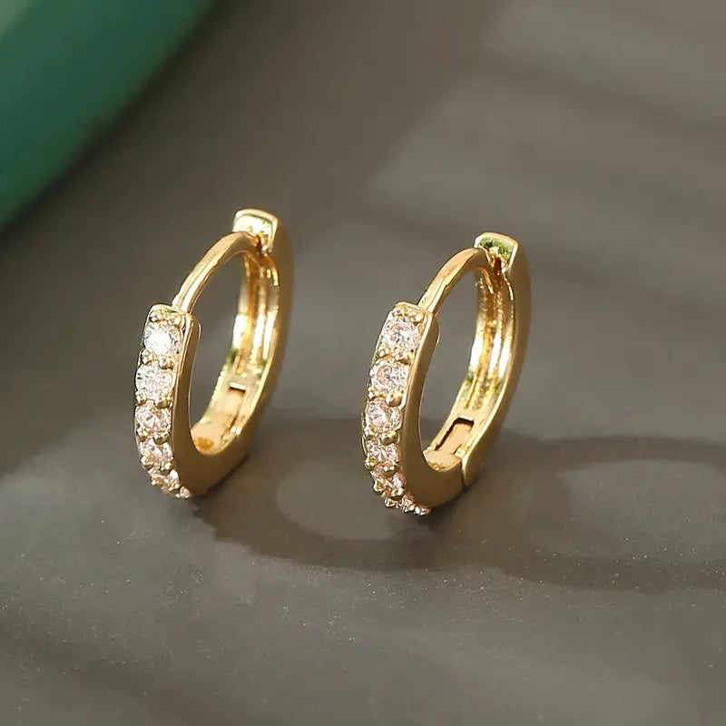 Nora – Orecchini in oro con pietre delicate.