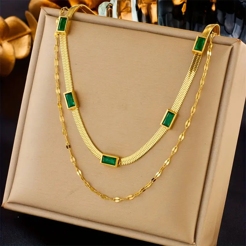 Annelie – Collana con dettagli in smeraldo e oro.