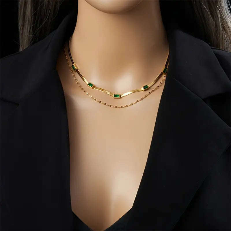 Annelie – Collana con dettagli in smeraldo e oro.