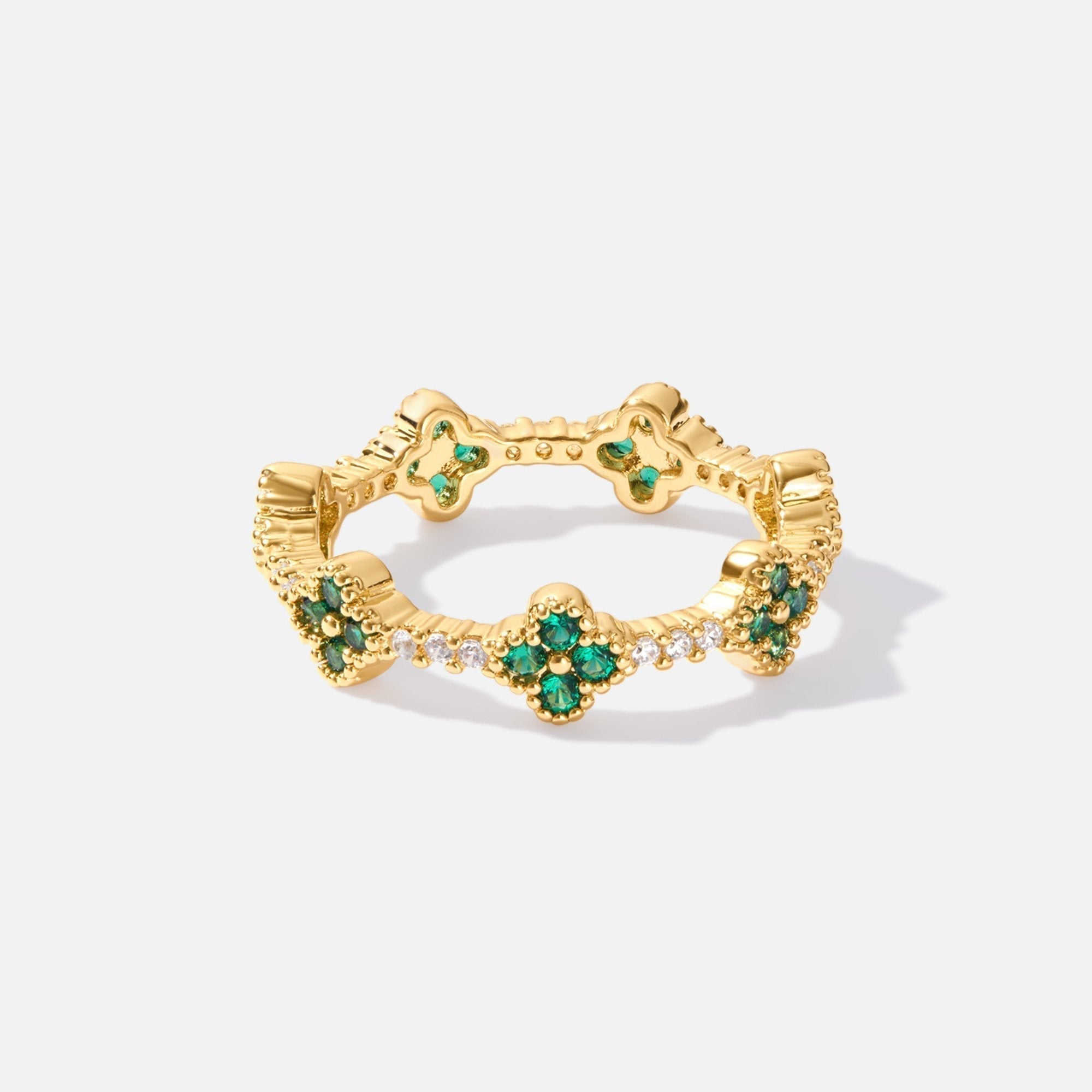 Annika – Anello placcato oro con dettagli floreali e un elemento in smeraldo.