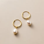 Elisa-Marie – Orecchini in oro con pendente di perla.