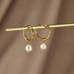 Elisa-Marie – Orecchini in oro con pendente di perla.