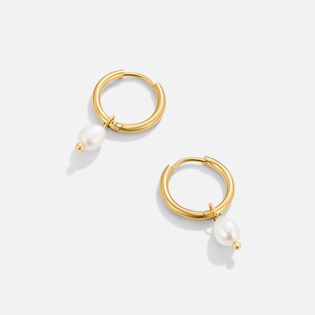 Elisa-Marie – Orecchini in oro con pendente di perla.