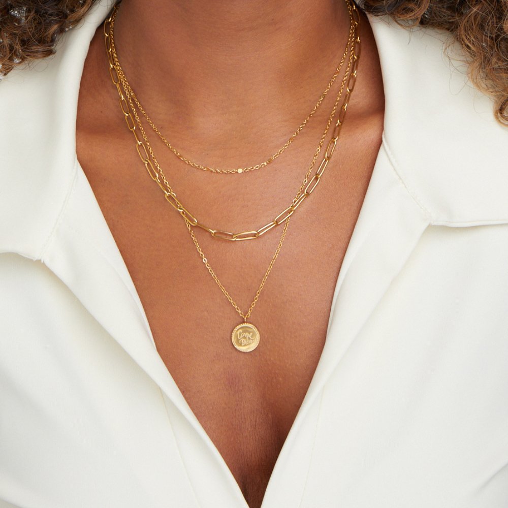 Lea – Collana dorata delicata multiriga con linee eleganti