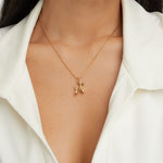 Nora – Delicata collana con pendente a forma di farfalla.