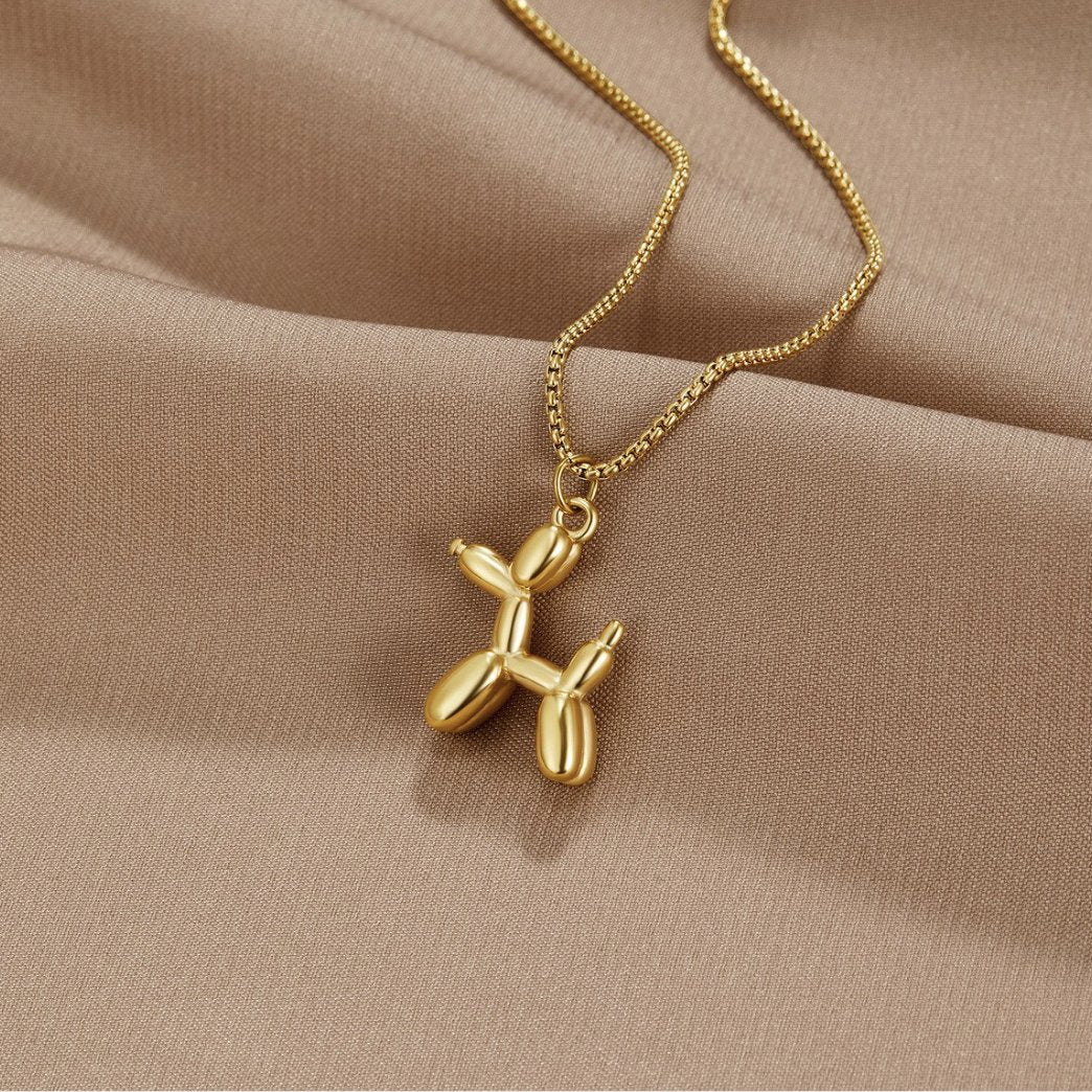 Nora – Delicata collana con pendente a forma di farfalla.
