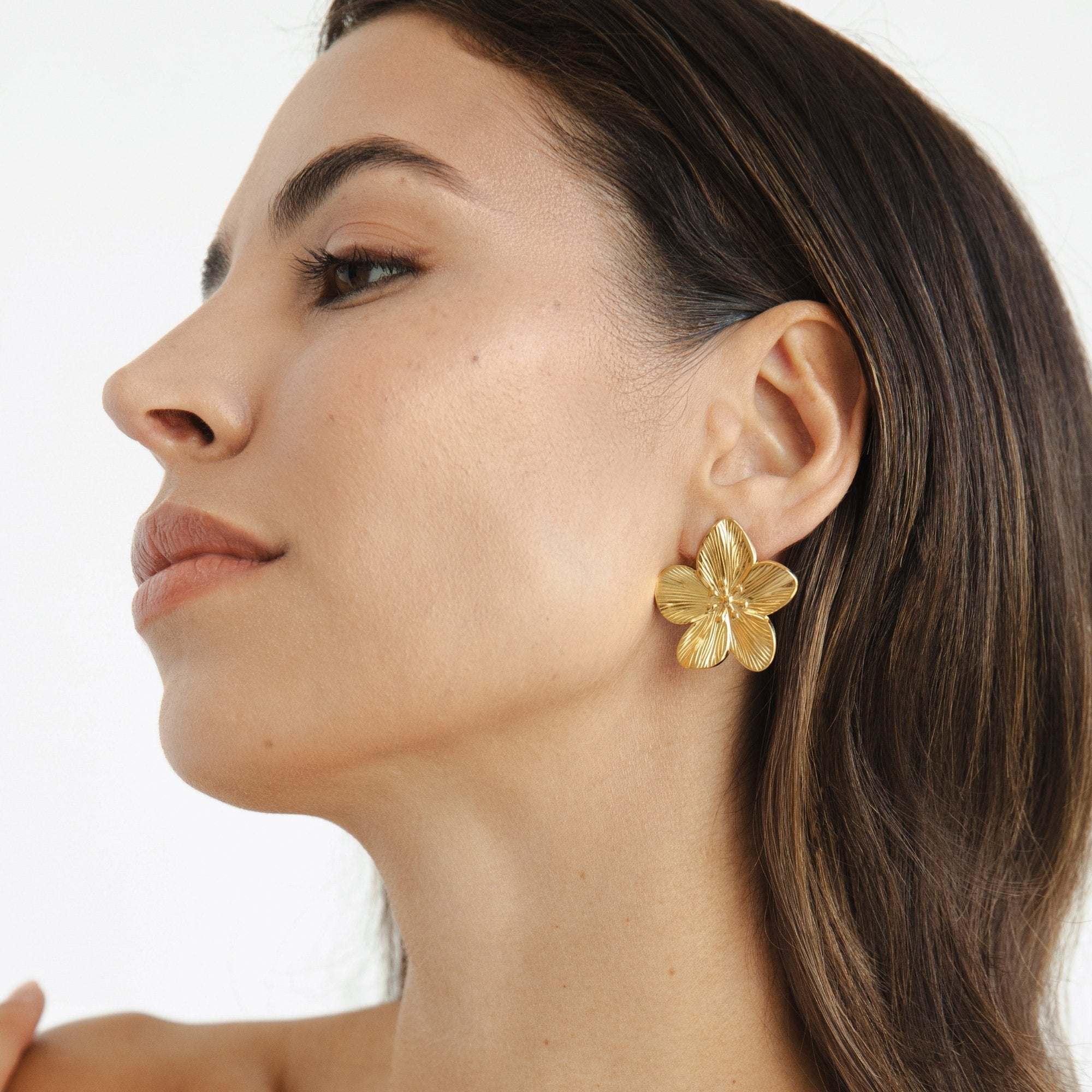 Markéta – Orecchini in oro a forma di fiori.