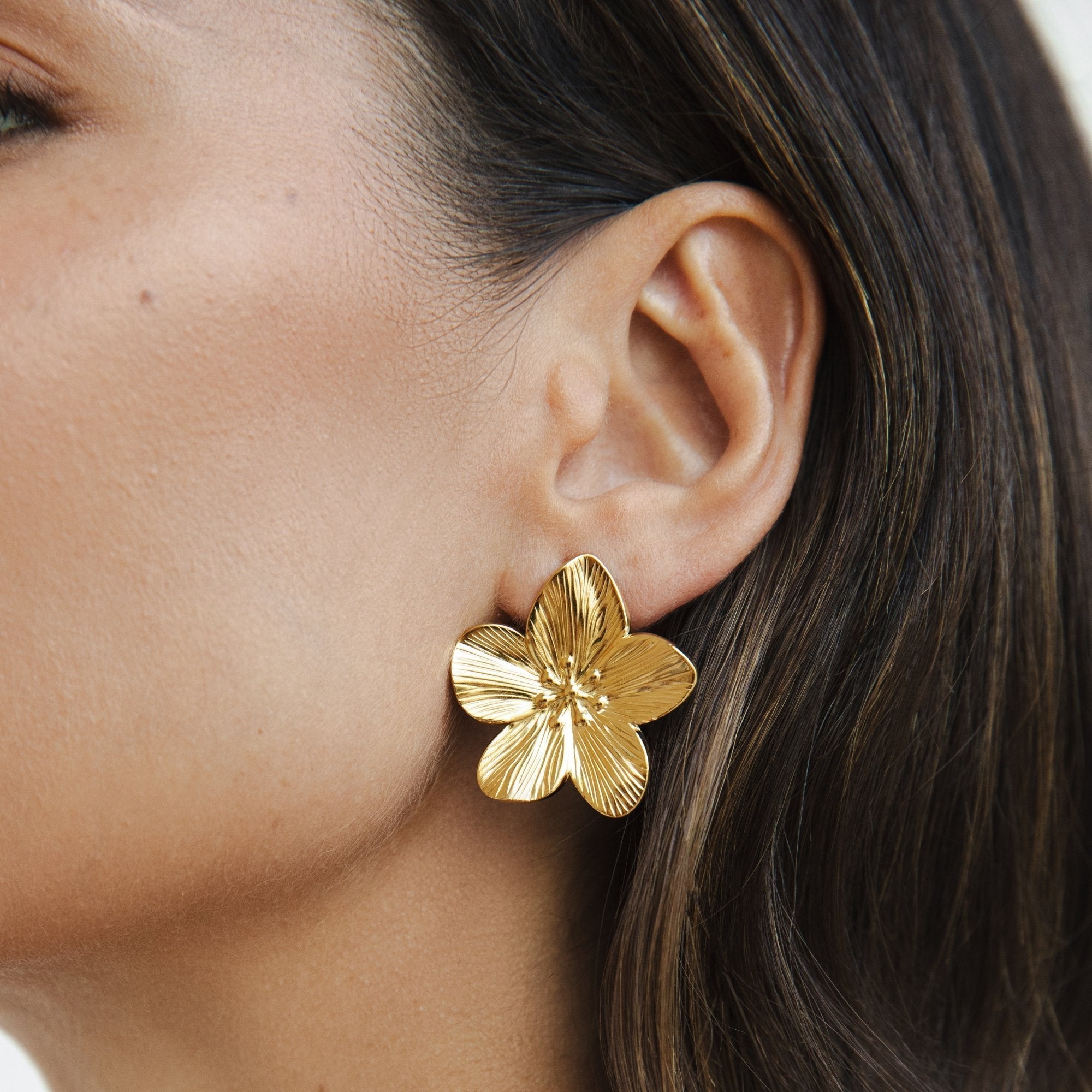Markéta – Orecchini in oro a forma di fiori.