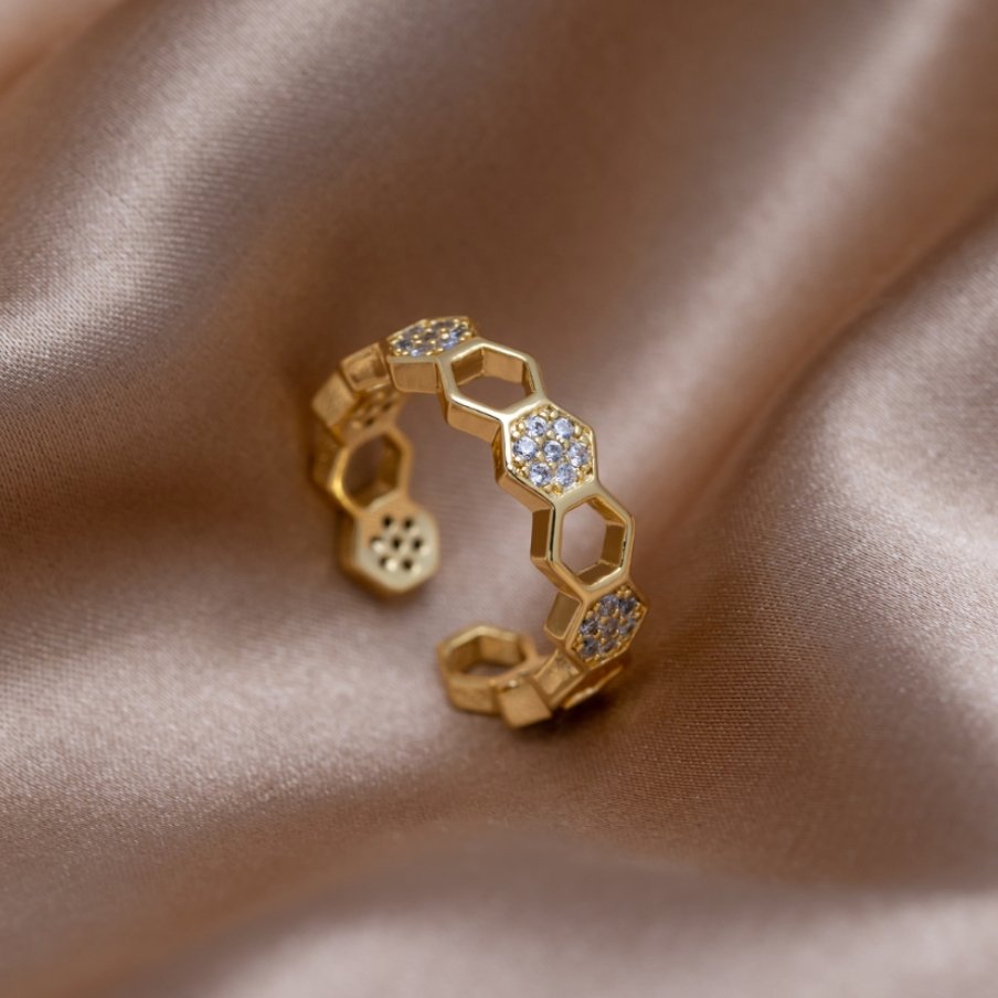 Friedrika – Anello placcato oro con perla decorativa.