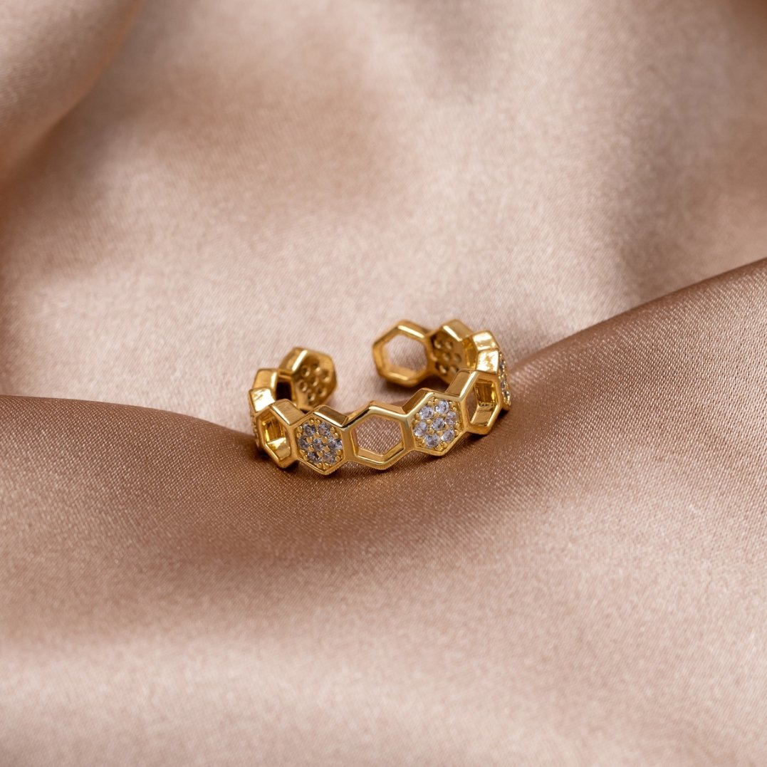 Friedrika – Anello placcato oro con perla decorativa.