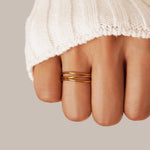 Valerie – Anello placcato oro con linee intrecciate.