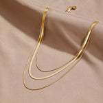 Antonie – Collana dorata multistrato con struttura chiara