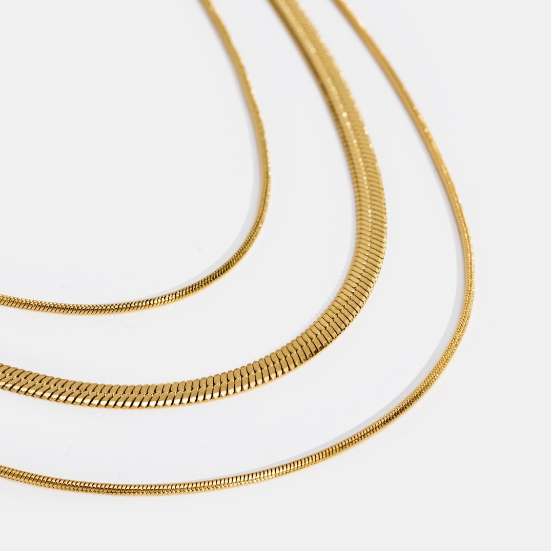 Antonie – Collana dorata multistrato con struttura chiara